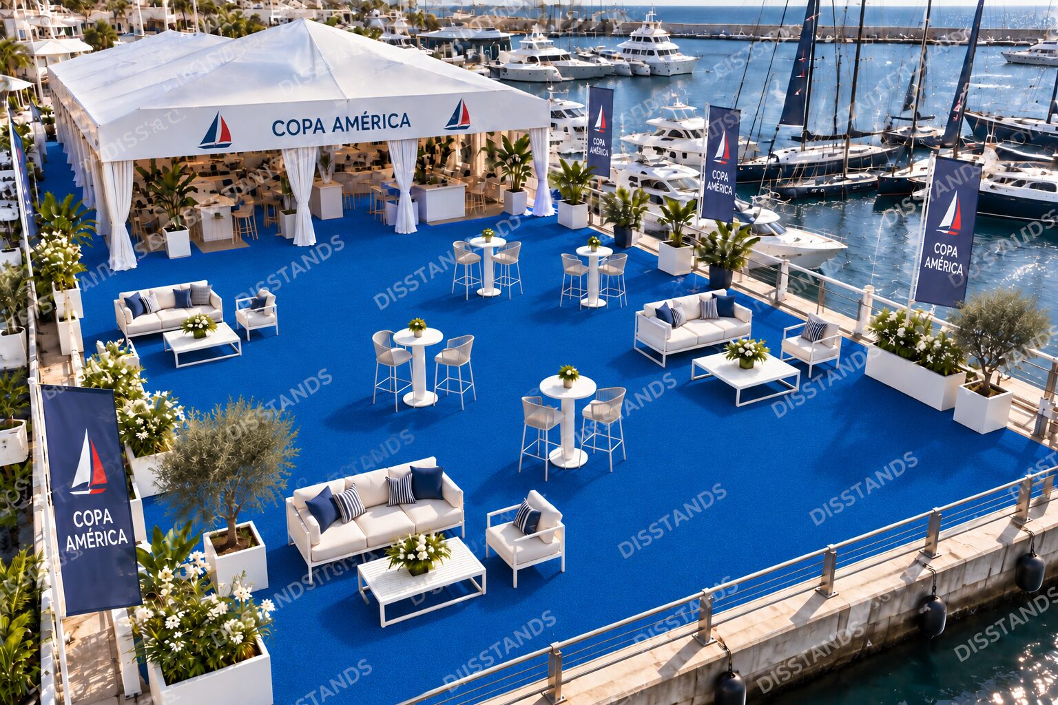 Césped Náutica y Piscinas Wellnedis - Terraza junto al puerto con el césped en azul