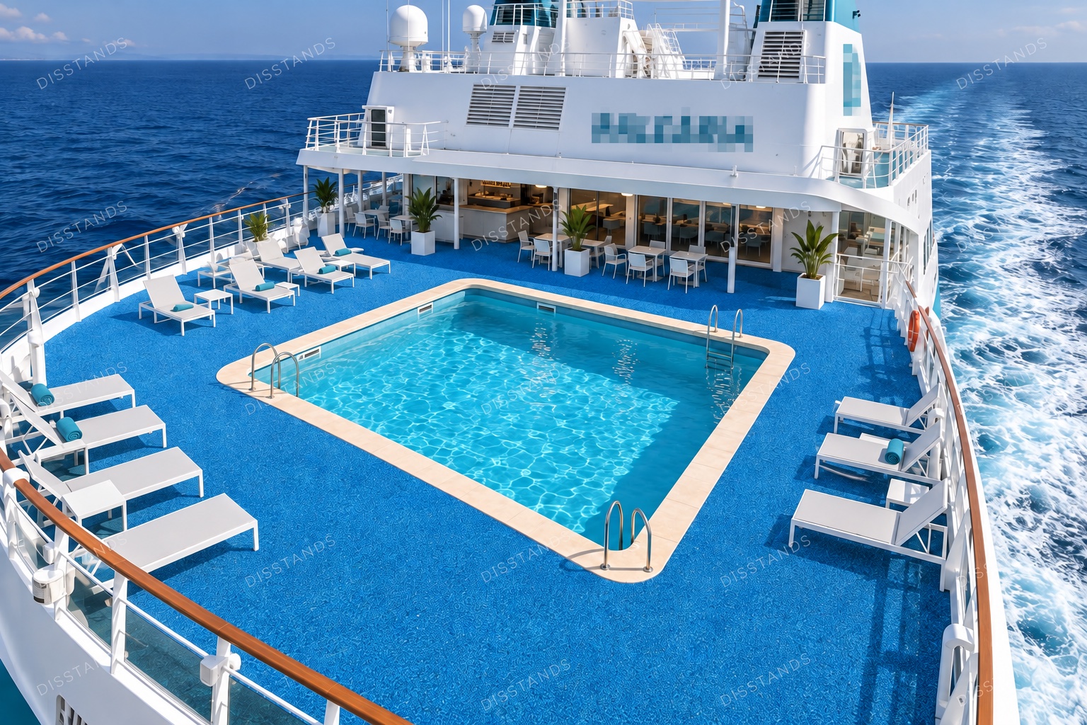 Césped Náutica y Piscinas Wellnedis - Piscina en la cubierta de un barco con el césped en azul