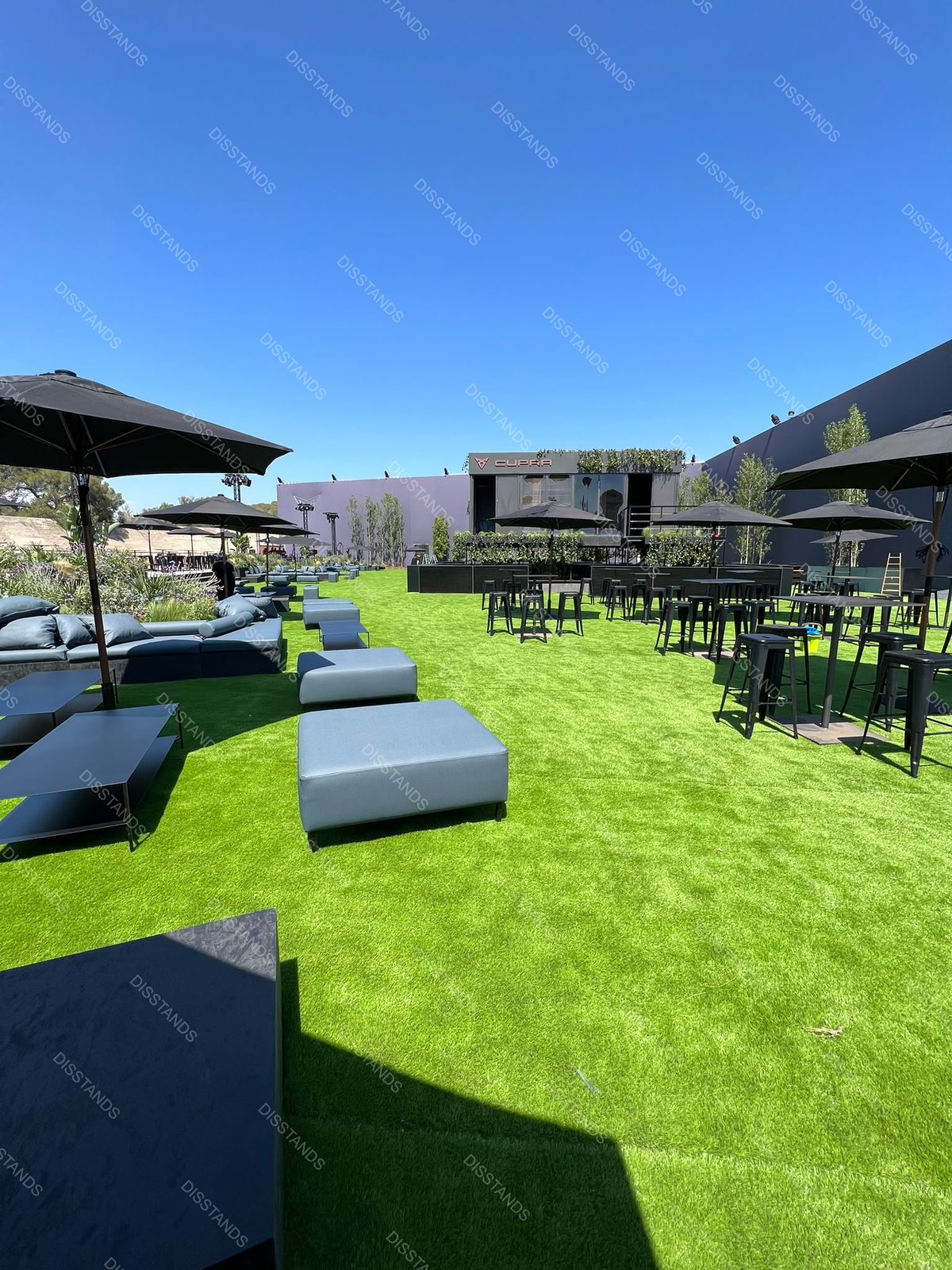 Césped Bredis 30MM - Lounge exterior con sombrillas