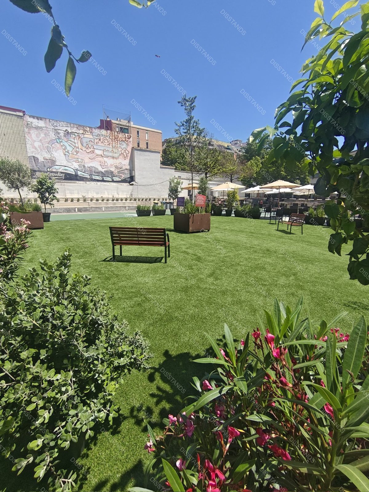 Césped Bredis 30MM - Jardín urbano con bancos