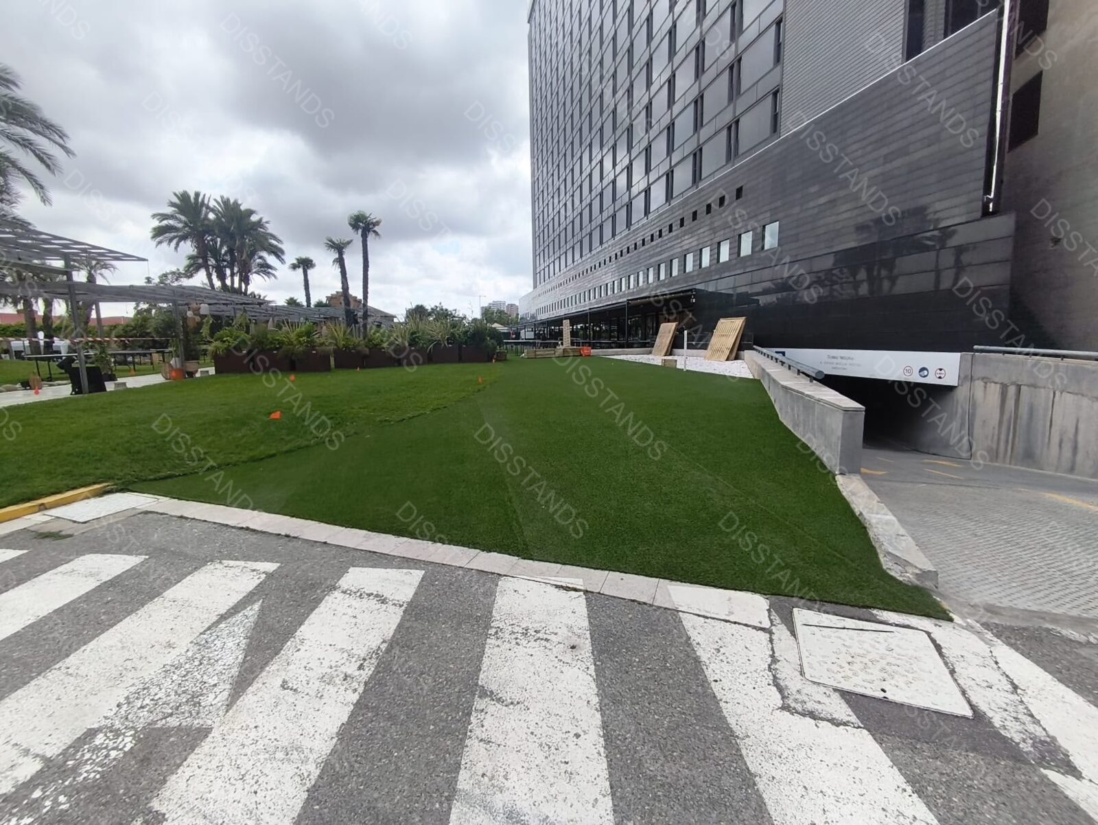 Césped Bredis 30MM - Pradera urbana junto al paso de peatones