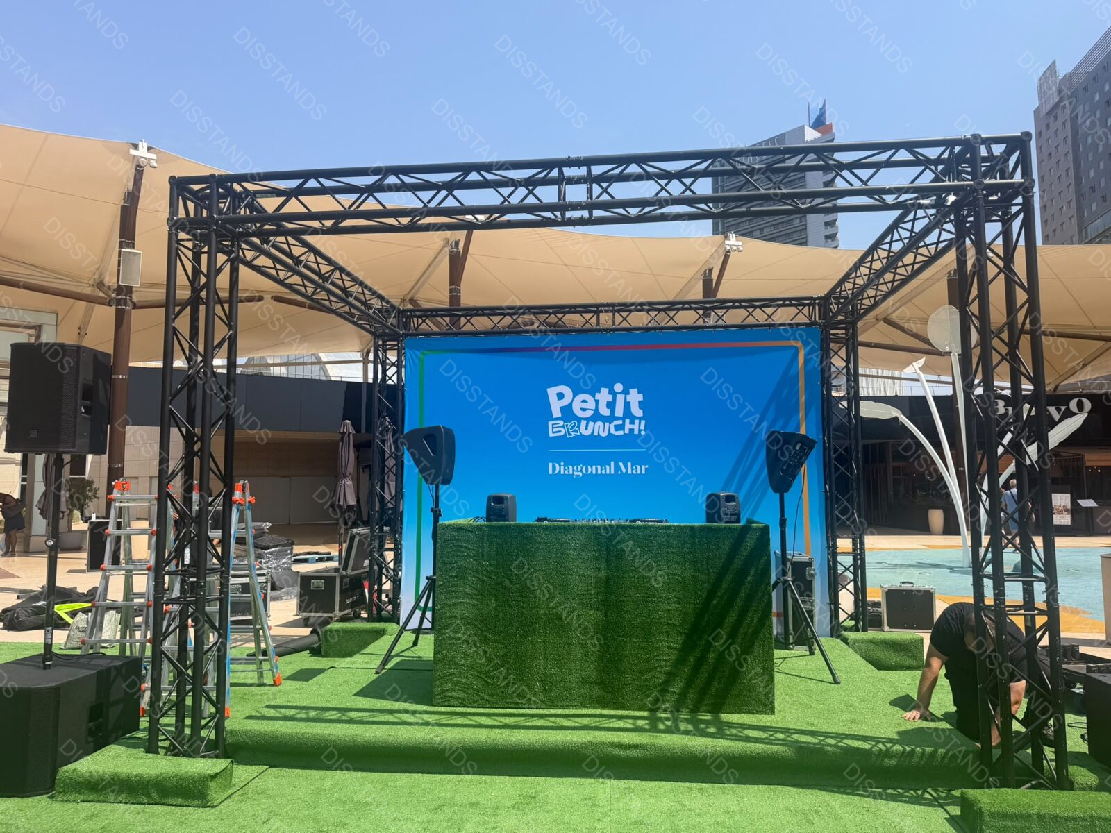 Césped Bredis 30MM - Escenario de evento en centro comercial