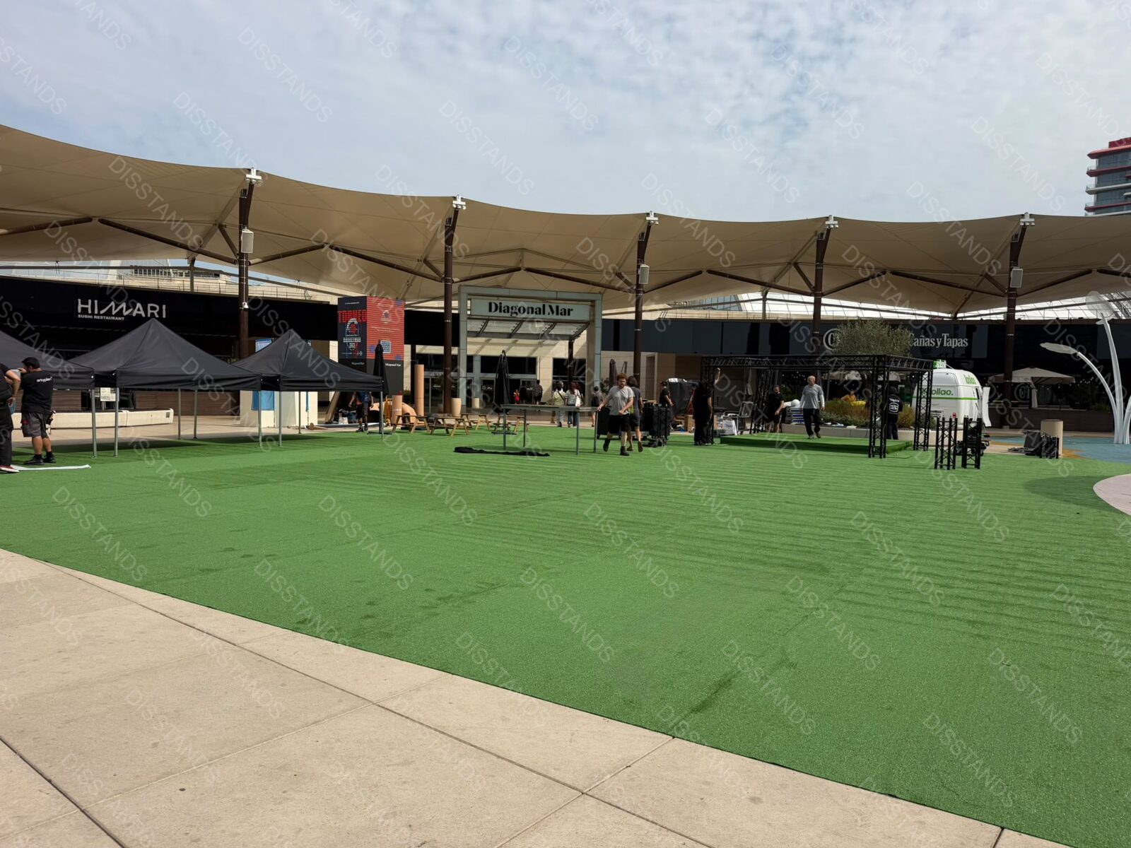 Césped Bredis 30MM - Plaza de centro comercial bajo pérgola