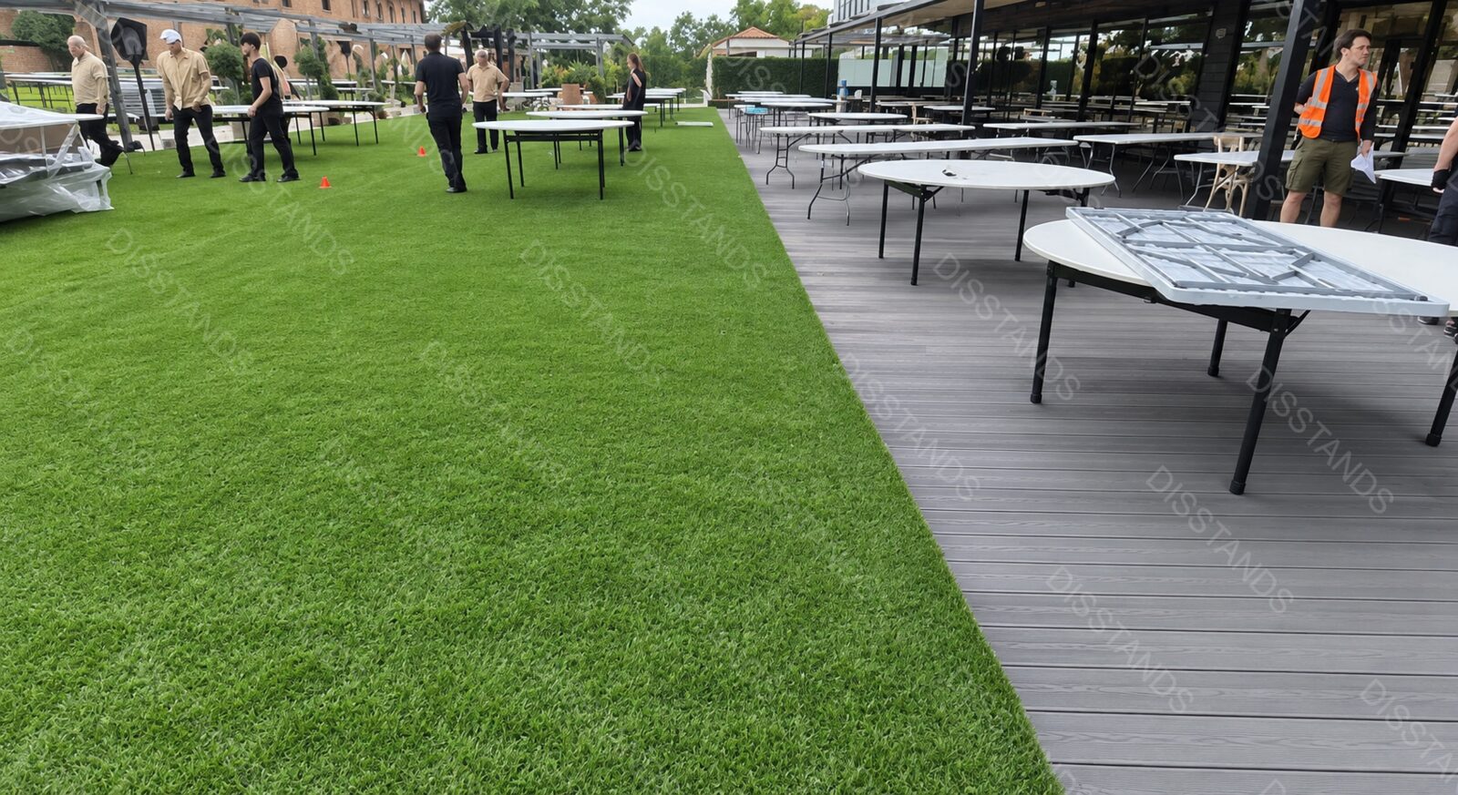 Césped Bredis 30MM - Después · Terraza con mesas de ping-pong