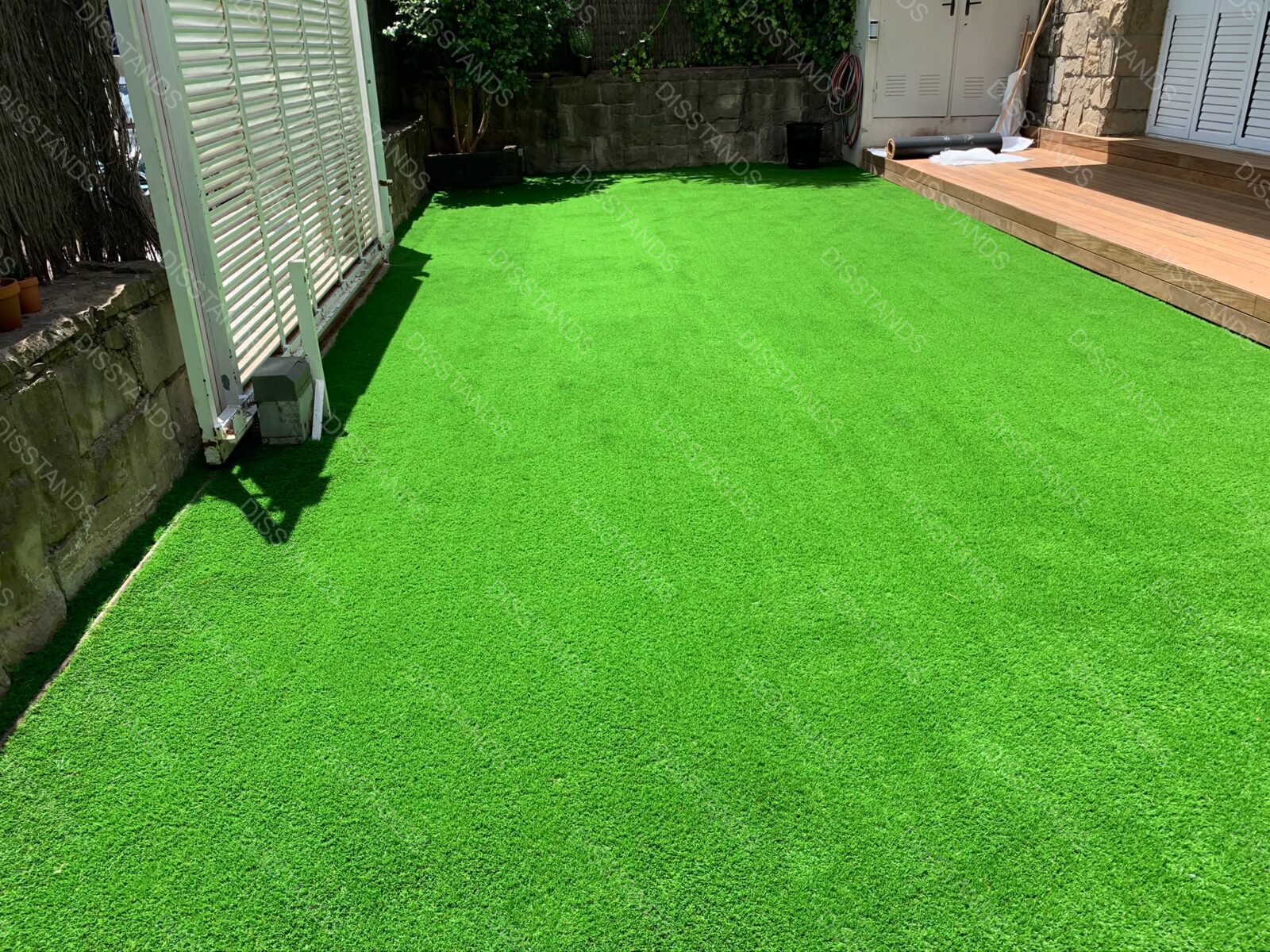 Césped Bredis 30MM - Después: jardín terminado junto a la tarima