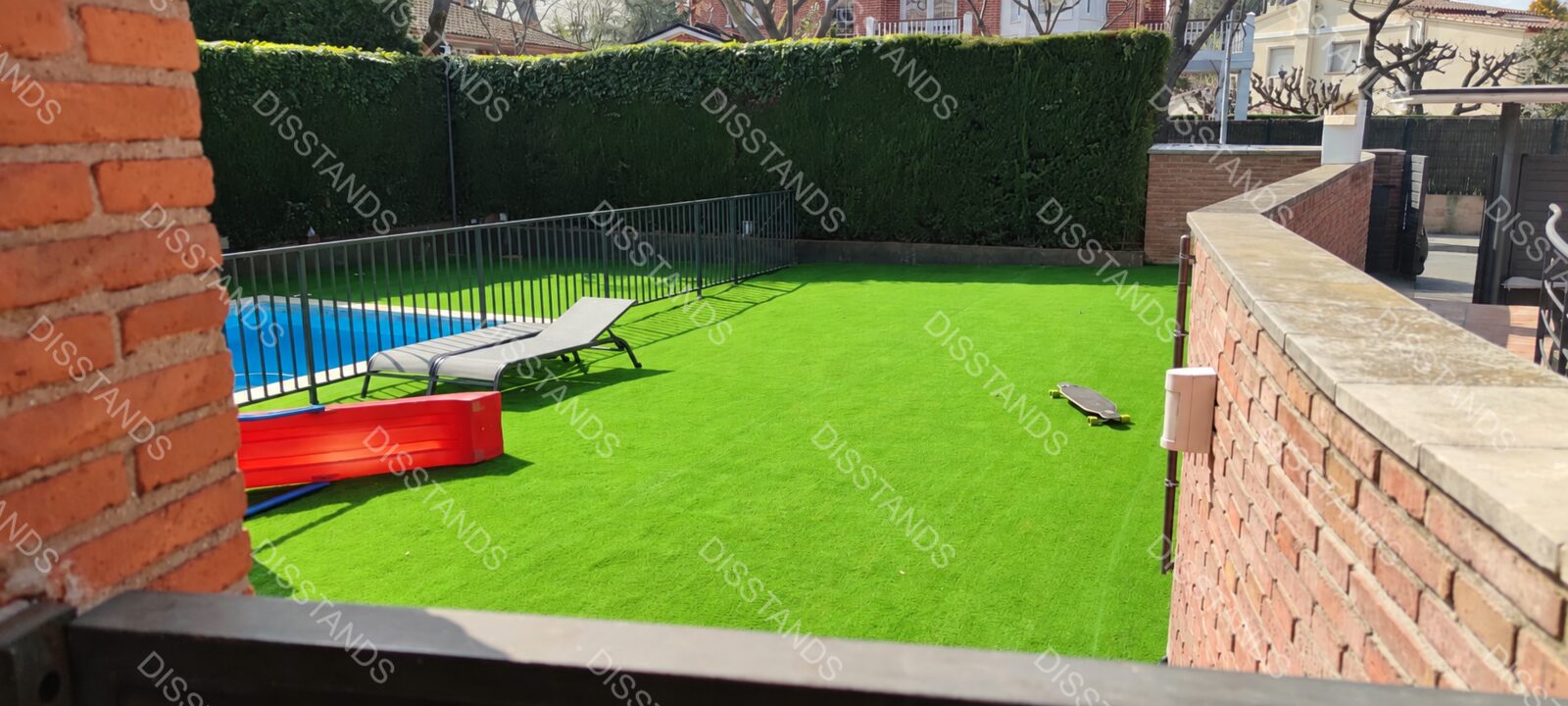 Césped Bredis 30MM - Jardín con piscina terminado