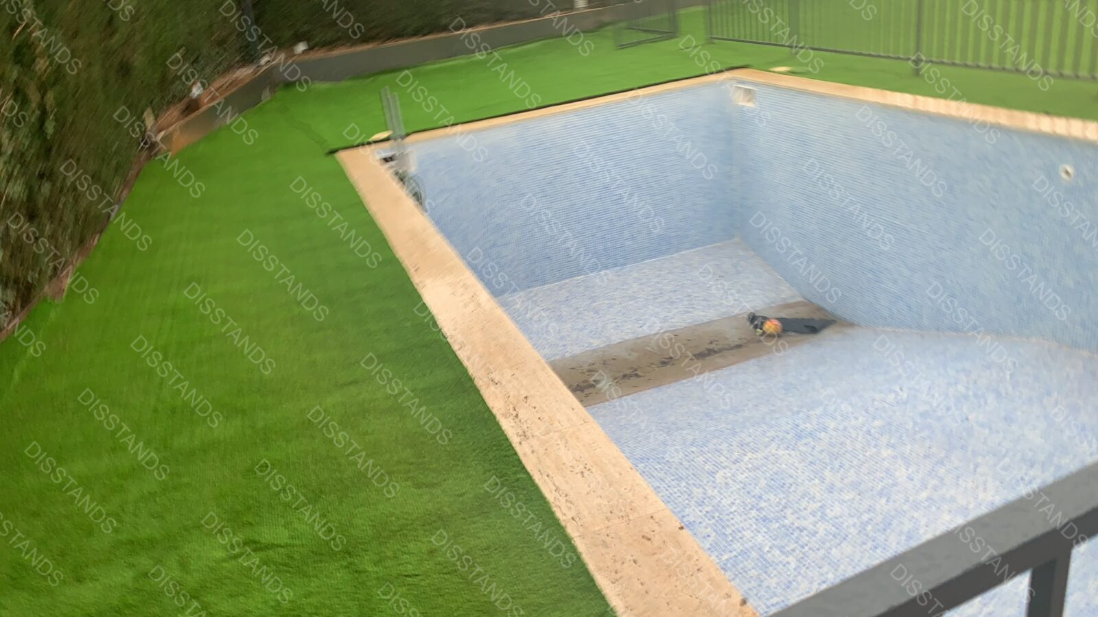 Césped Bredis 30MM - Césped terminado alrededor de la piscina