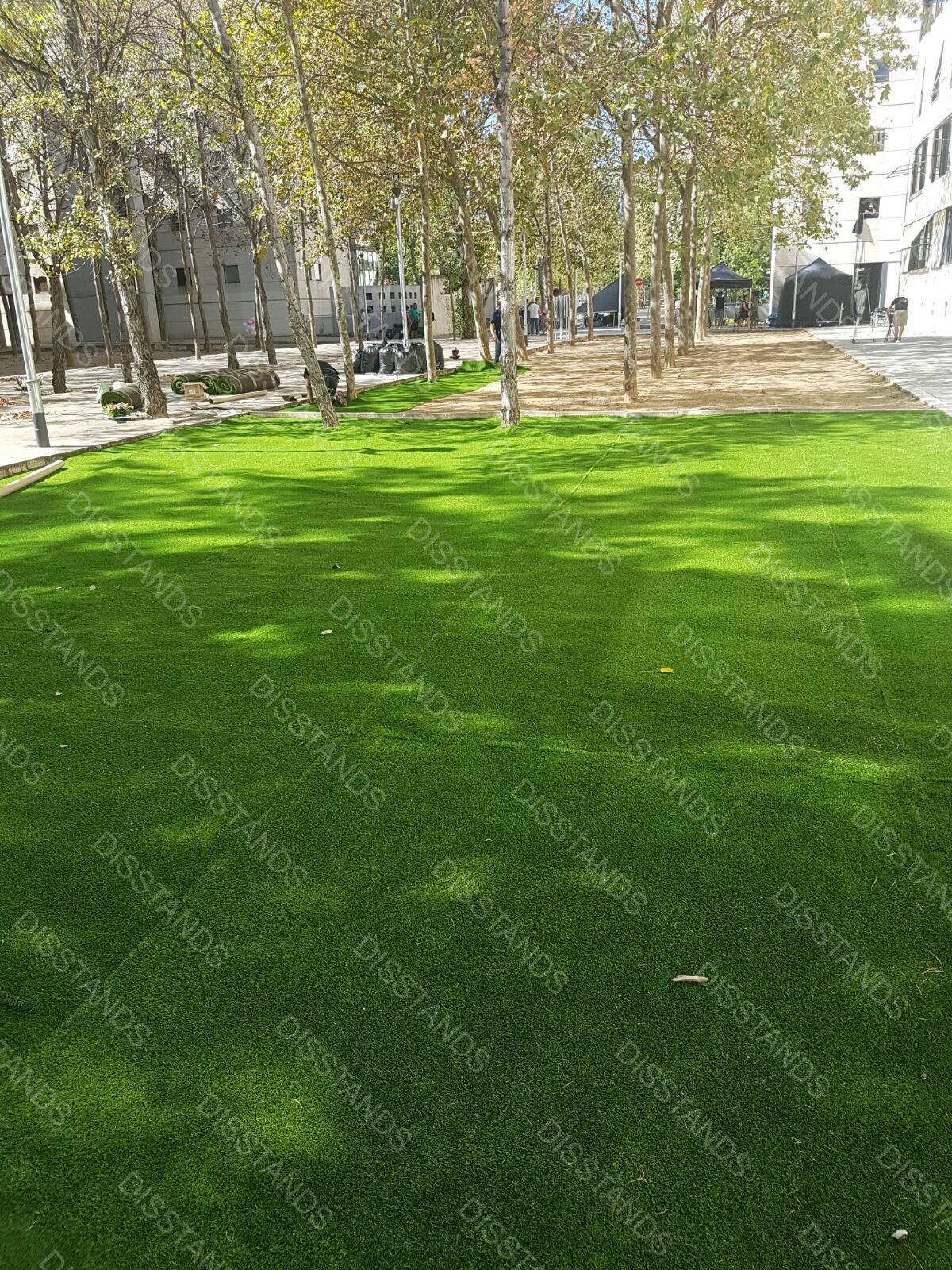 Césped Bredis 30MM - Pradera bajo los árboles hecha con retales de Bredis 30MM
