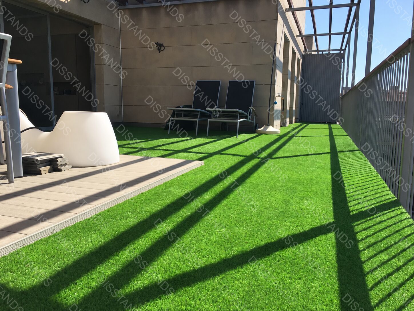 Césped Bredis 30MM - Terraza de ático con tumbonas