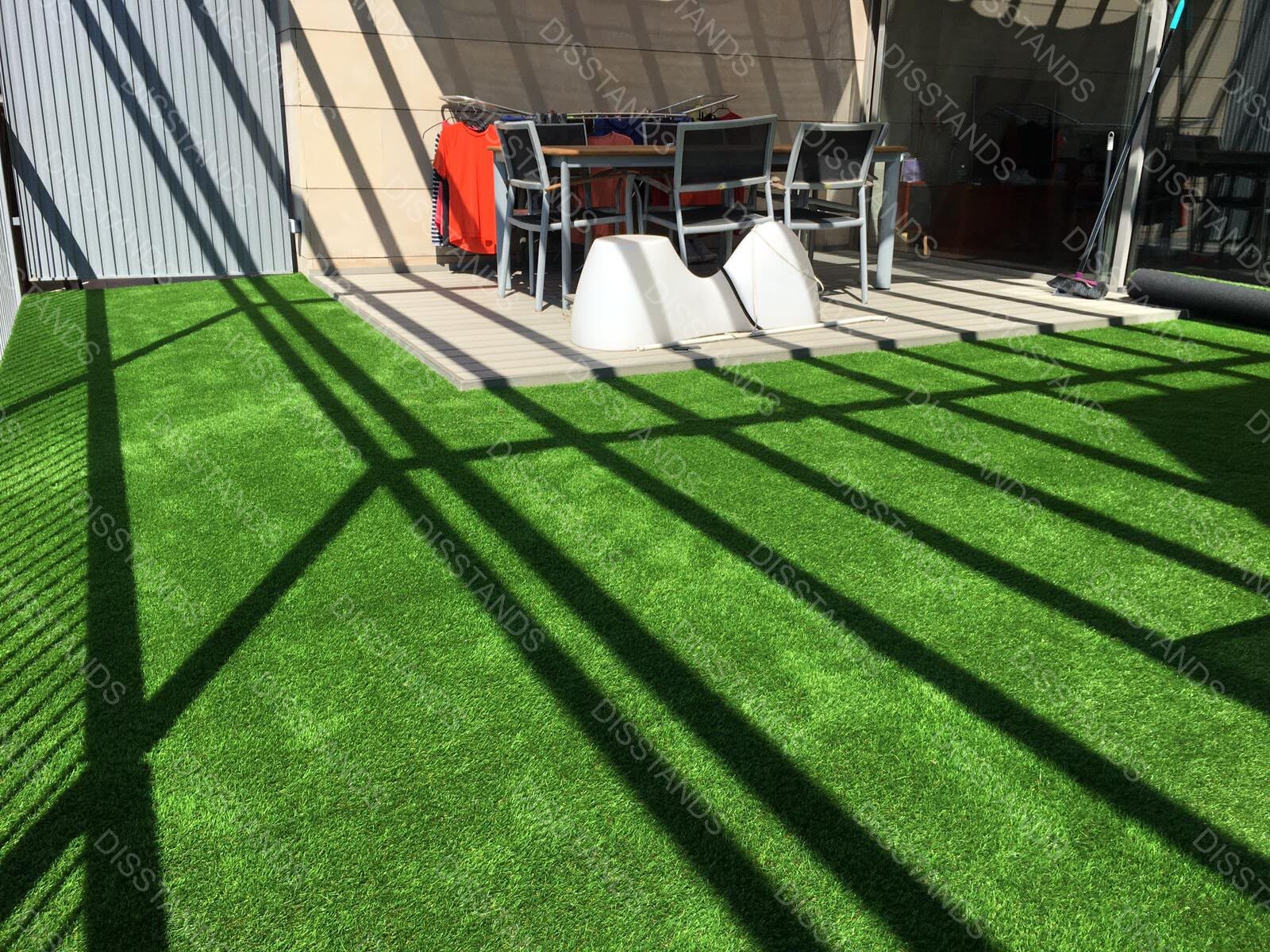 Césped Bredis 30MM - Terraza de ático junto al comedor exterior