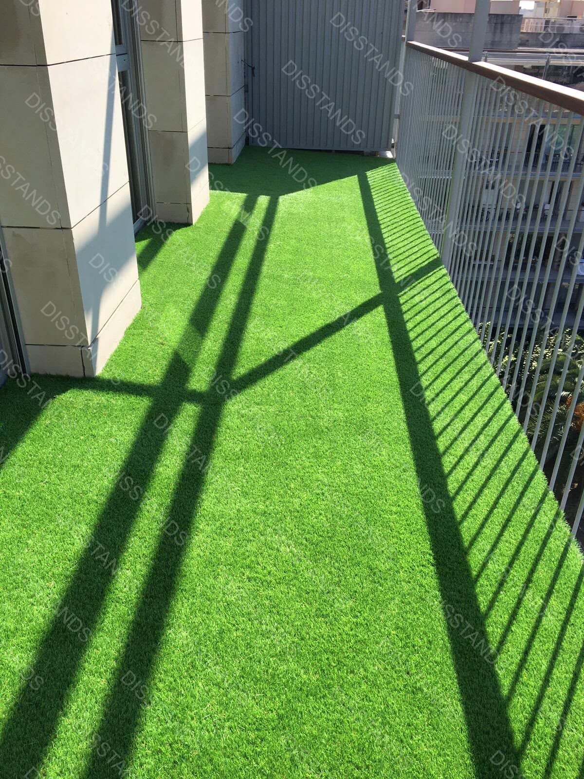 Césped Bredis 30MM - Pasillo de césped en la terraza del ático