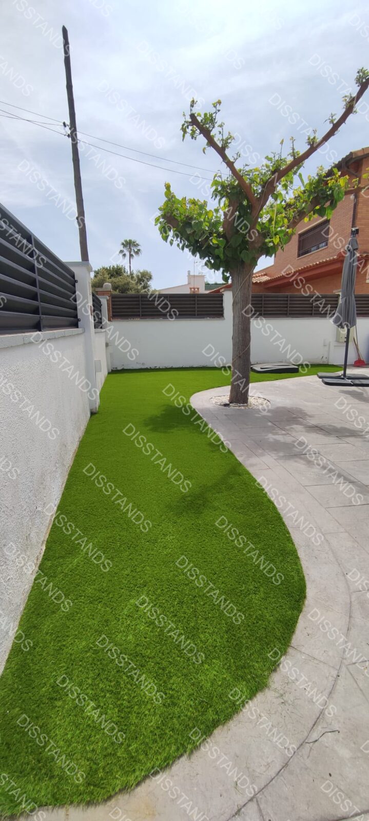 Césped Bredis 30MM - Parterre curvo junto al árbol