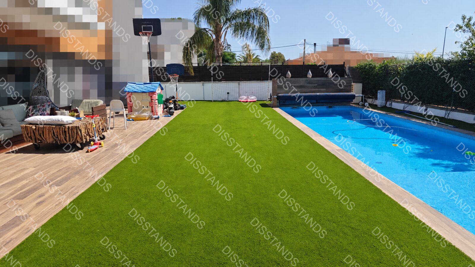 Césped Bredis 30MM - Jardín con piscina alargada y tarima