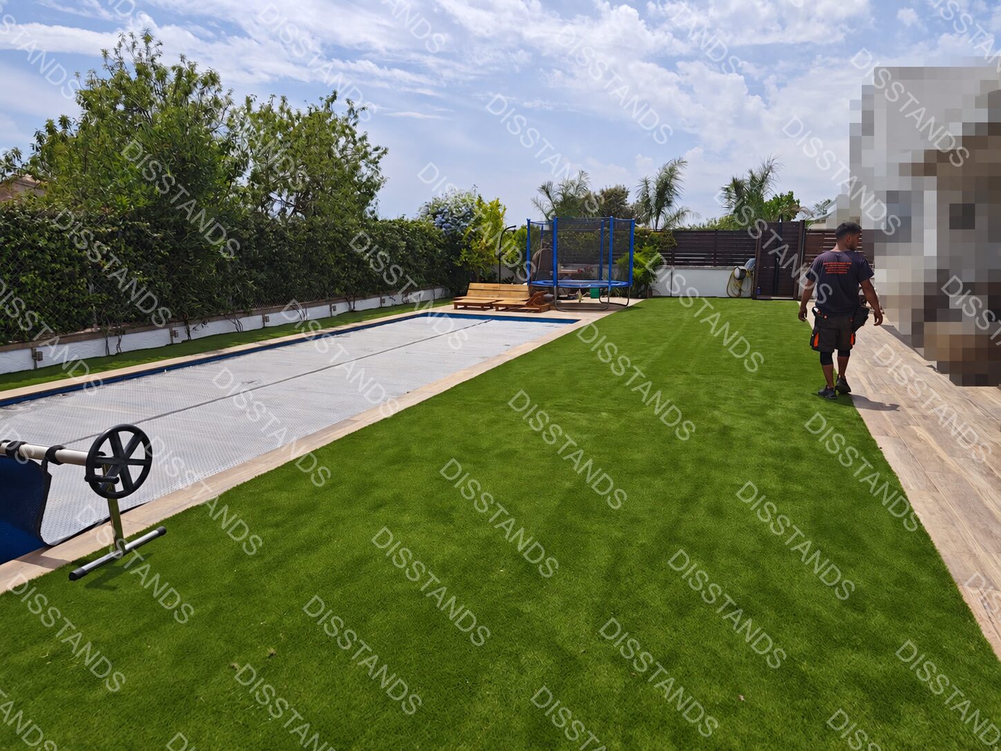 Césped Bredis 30MM - Pradera junto a la piscina con cubierta
