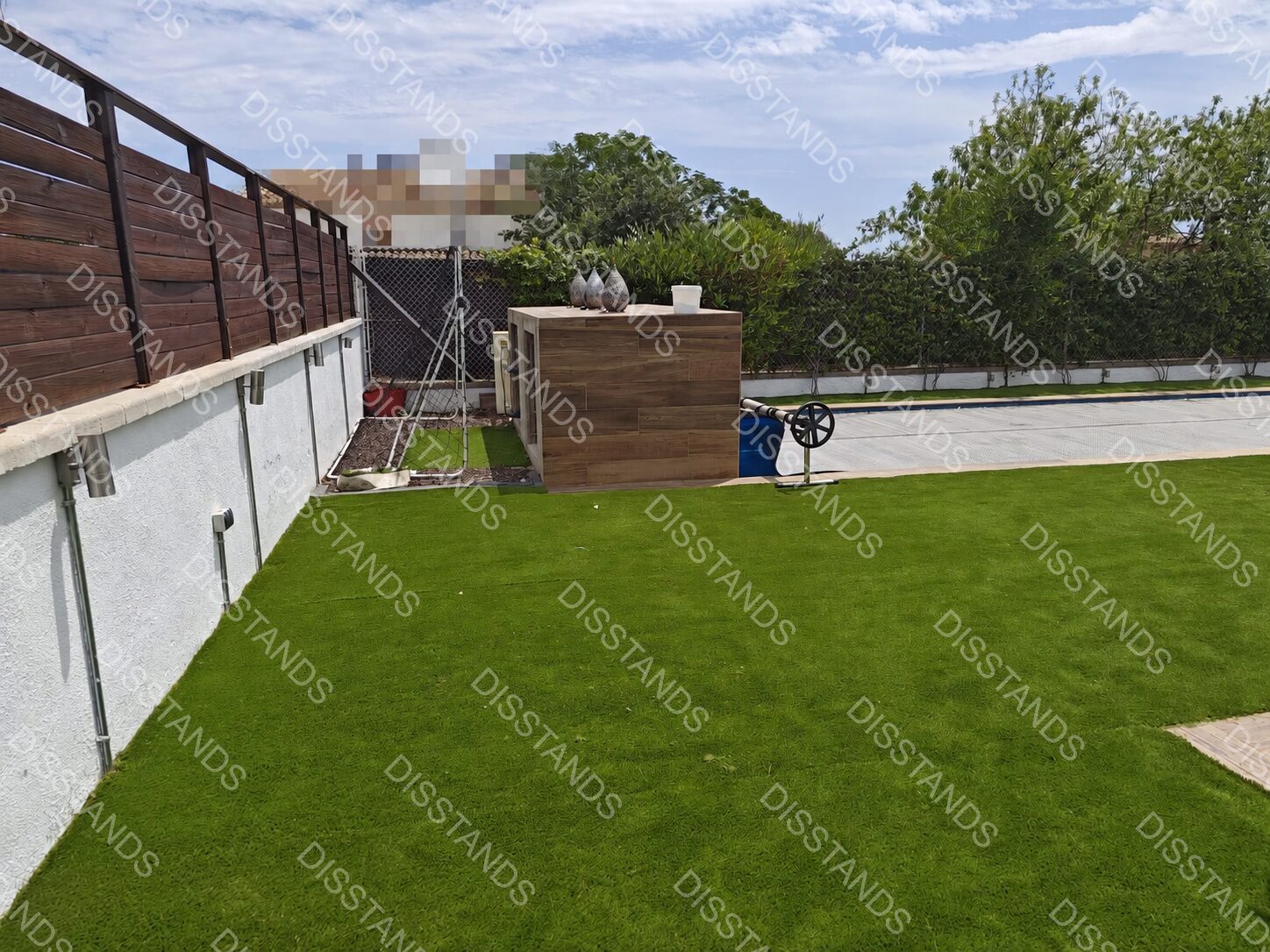 Césped Bredis 30MM - Jardín con valla de madera y piscina