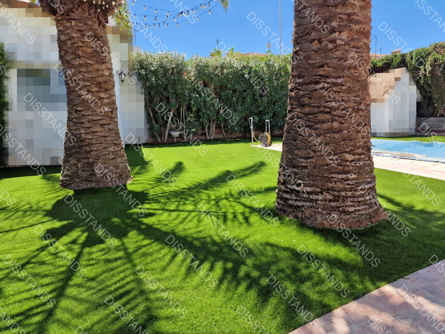 Césped Bredis 30MM - Jardín con palmeras y sombras