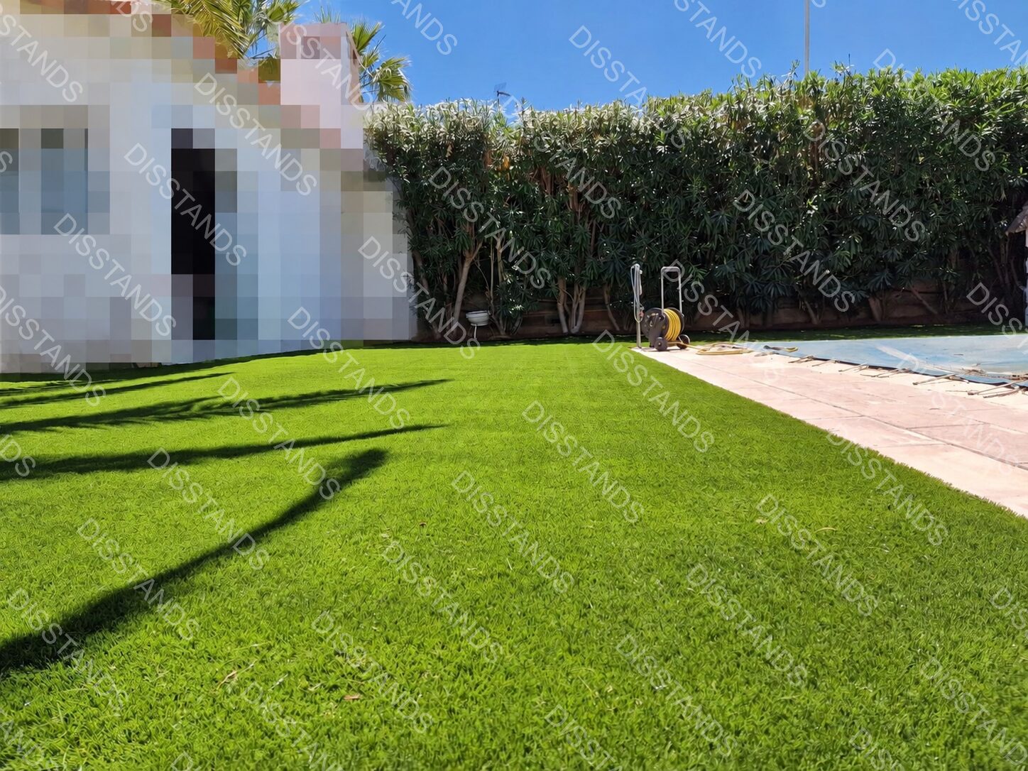 Césped Bredis 30MM - Pradera frente a la casa blanca