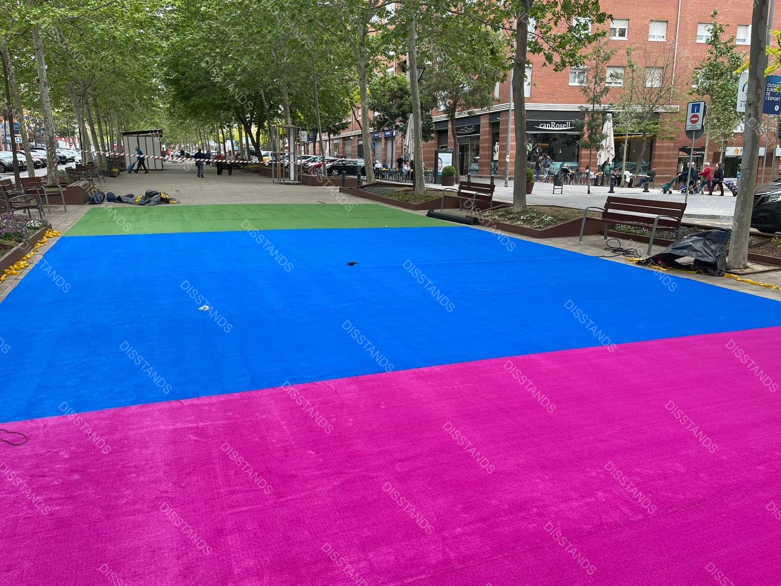 Césped Capridis 8MM - Azul y fucsia en vía pública