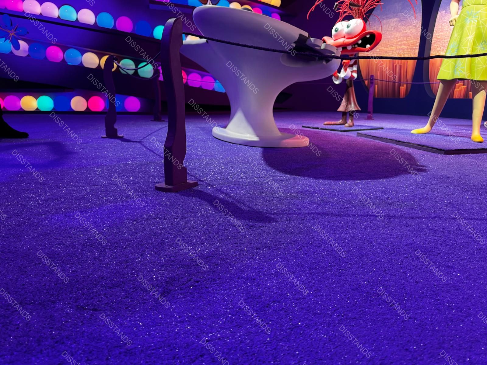 Césped Capridis 8MM - Exposición Pixar, sala con iluminación escénica