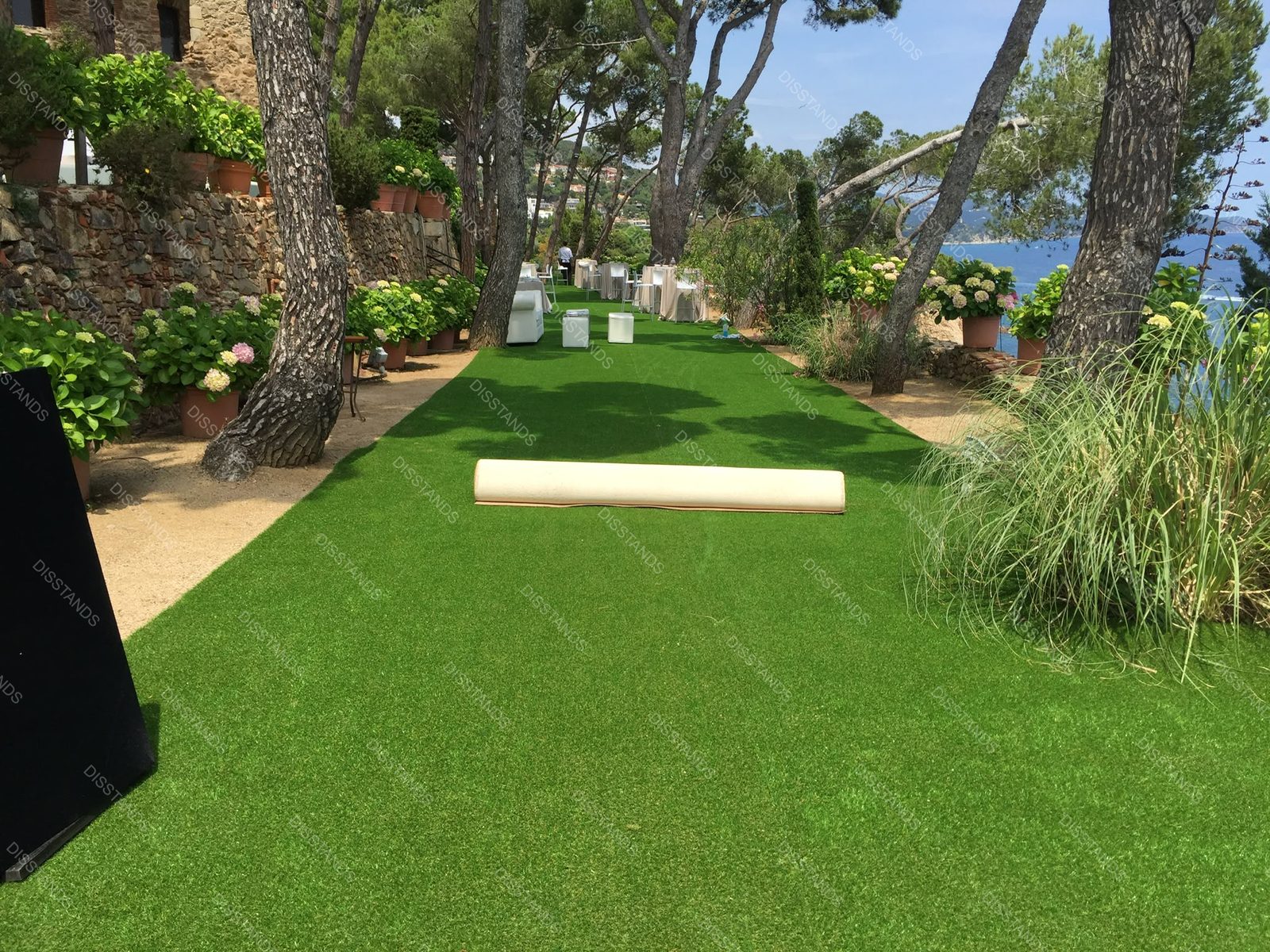 Césped Esendis 20MM - Despliegue de rollo en jardín