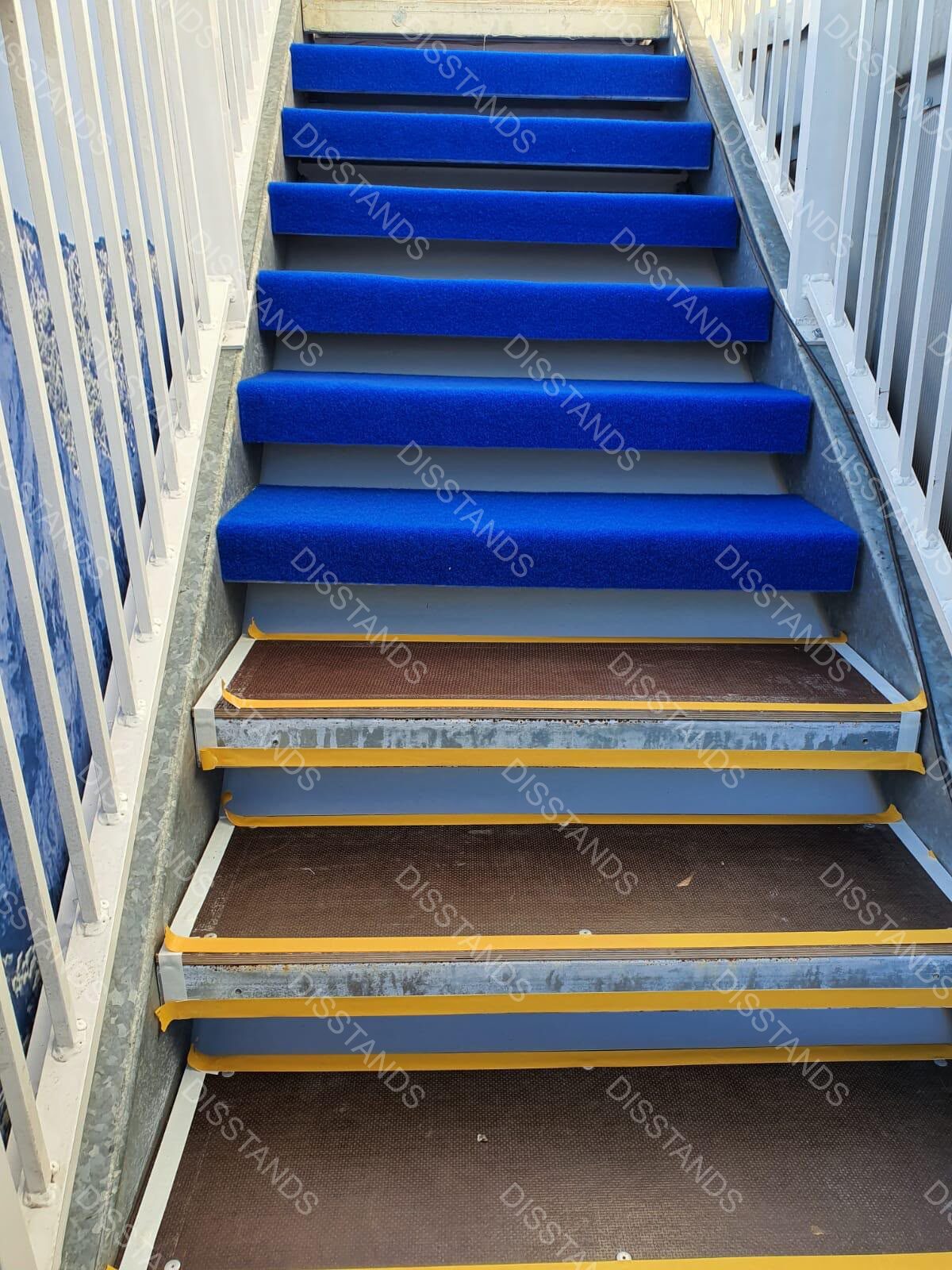 Césped Náutica y Piscinas Giardidis - Escalera de acceso al pantalán en azul, Francia