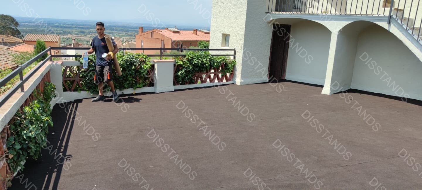 Césped Náutica y Piscinas Giardidis - Giardidis marrón en terraza con vistas