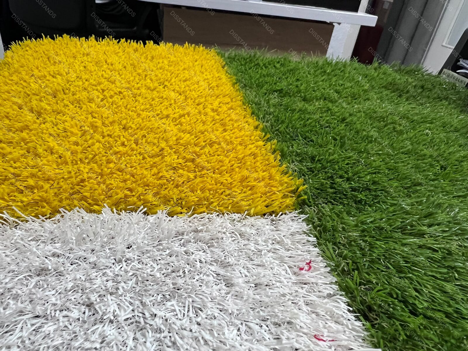 Césped Kids Colores - Amarillo, blanco y verde a testa