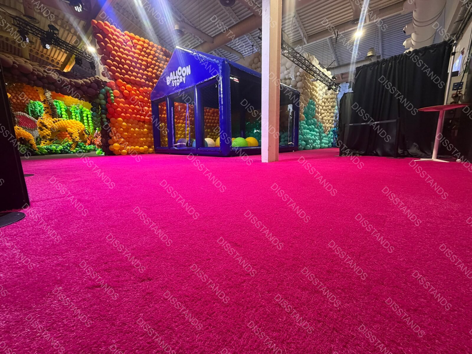 Césped Kids Colores - Fucsia en parque de bolas con decoración de globos