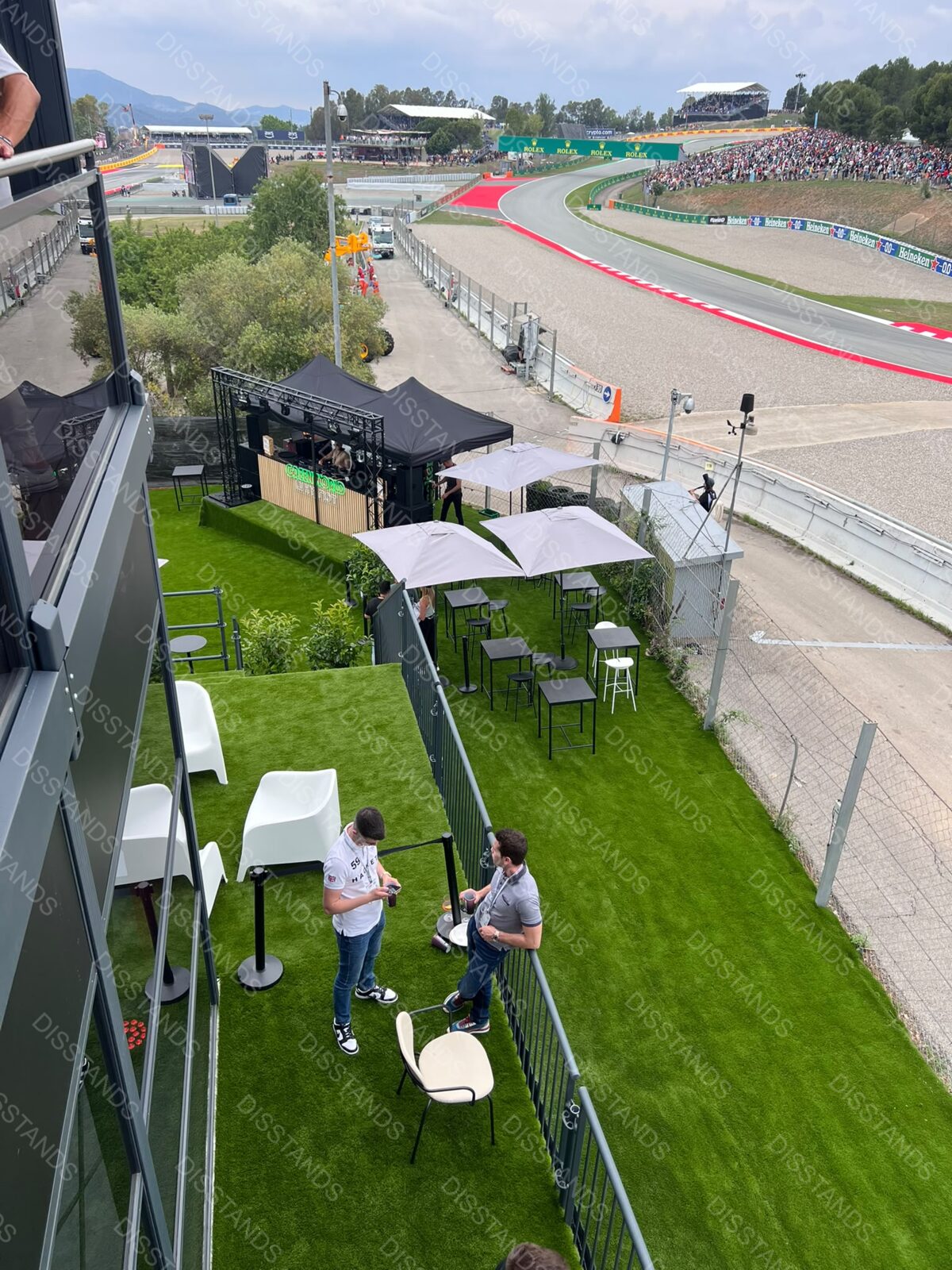 Césped Mondis 40MM - Terraza de hospitality sobre el circuito