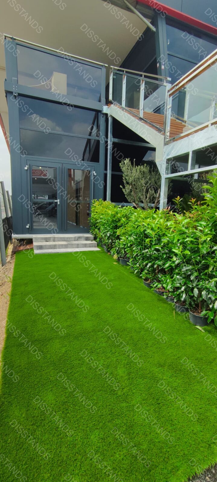 Césped Mondis 40MM - Entrada con escalón y jardinera