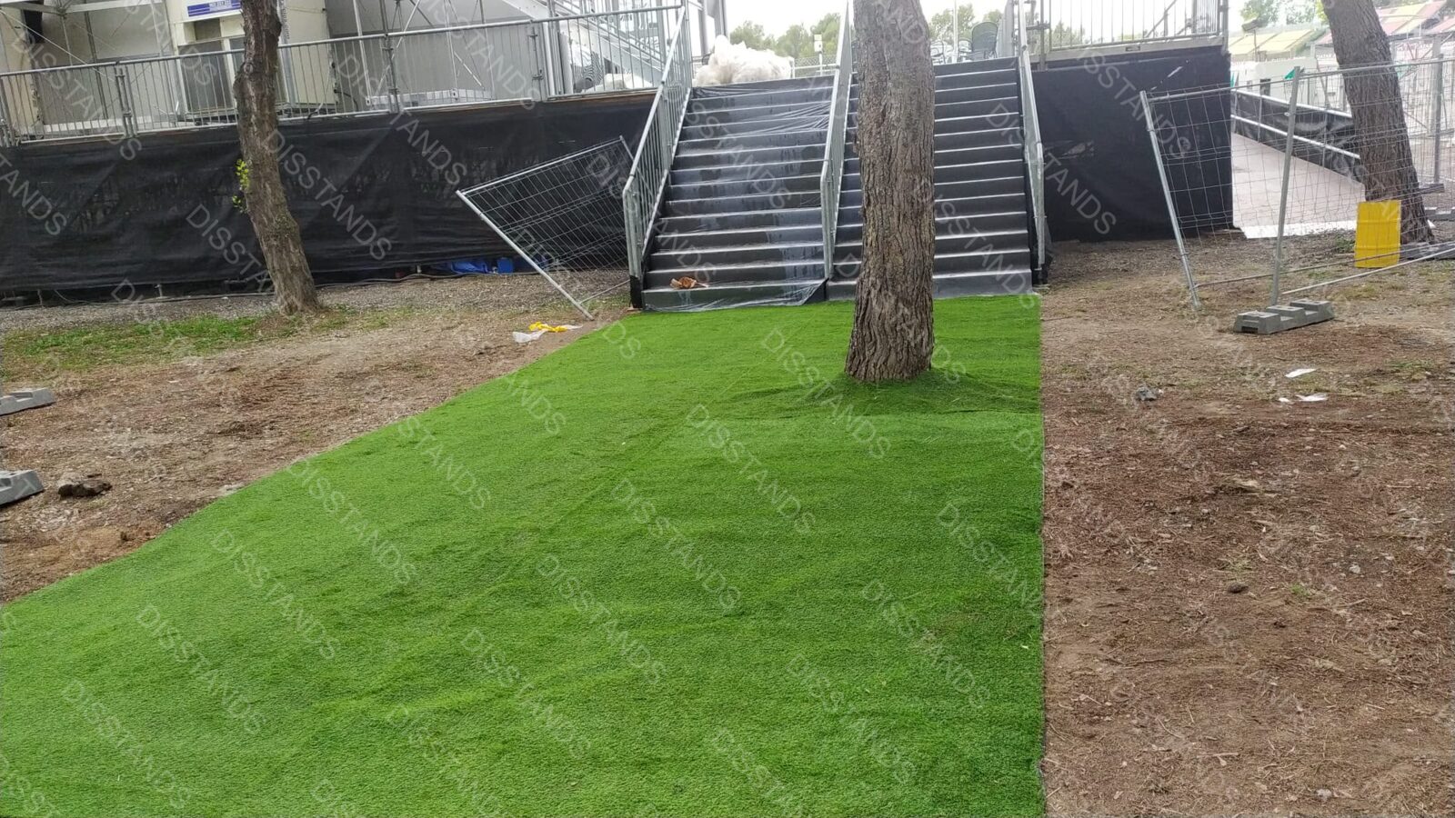 Césped Mondis 40MM - Instalación en curso bajo arbolado