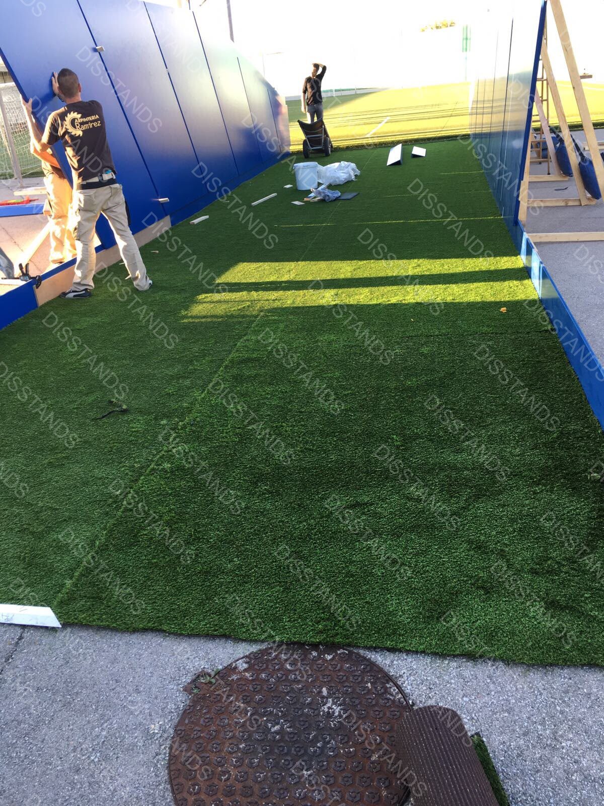 Césped Mondis 40MM - Instalación en pasillo de evento