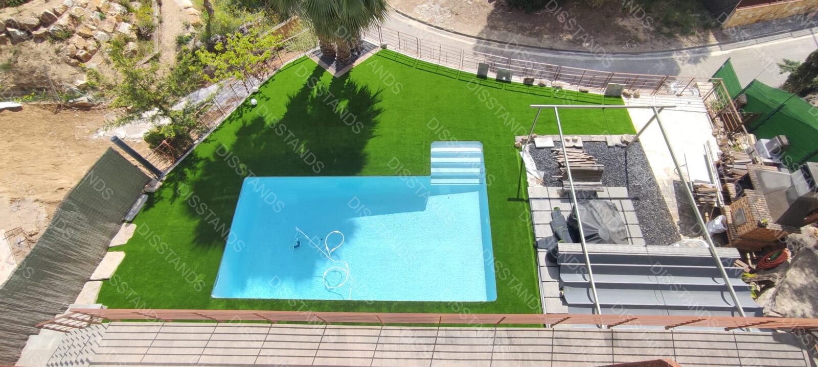 Césped Mondis 40MM - Jardín con piscina visto desde arriba