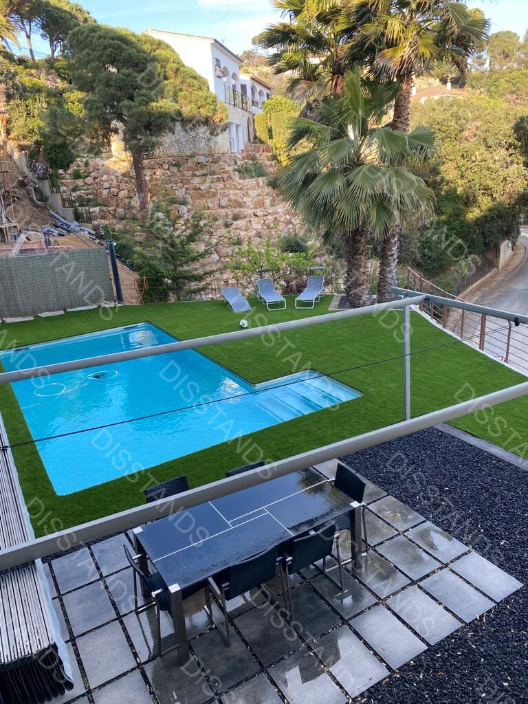 Césped Mondis 40MM - Piscina y césped desde la terraza