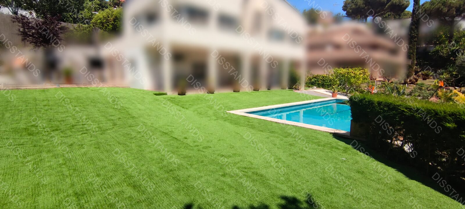 Césped Mondis 40MM - Pradera en pendiente hasta la piscina