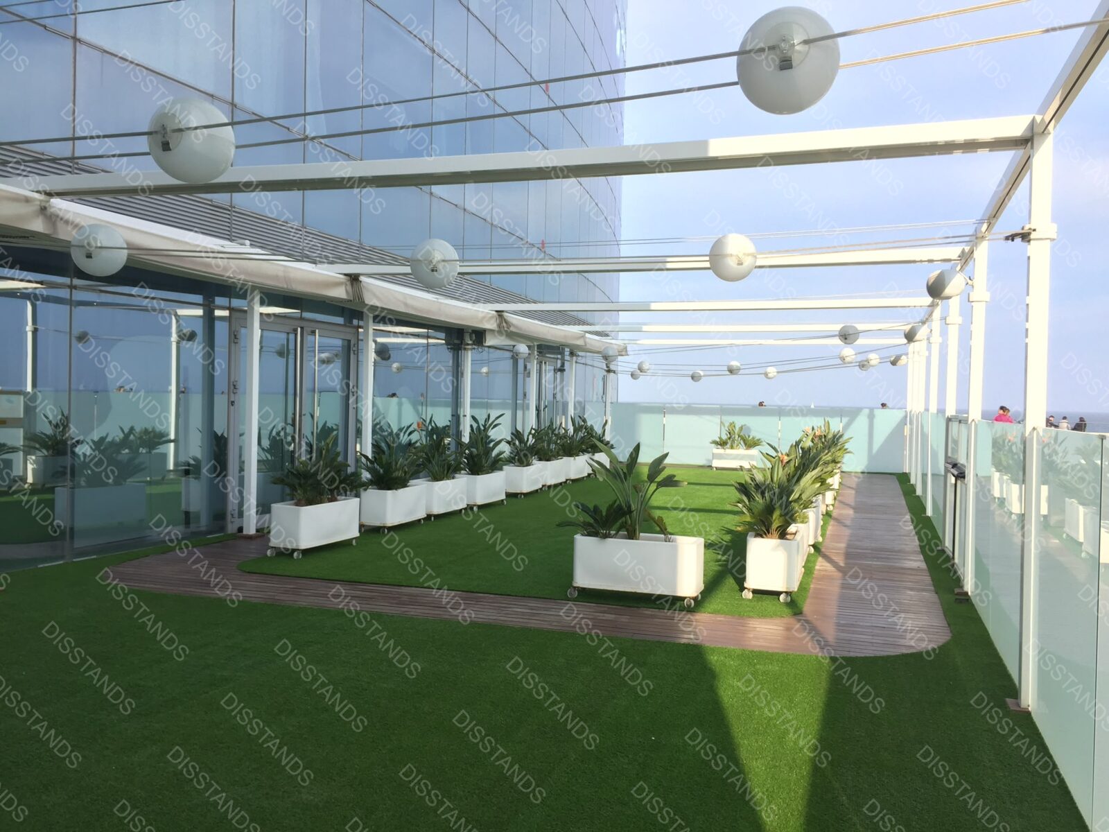 Césped Plusdis 20MM - Montaje en Hotel W · Terraza ajardinada frente al mar