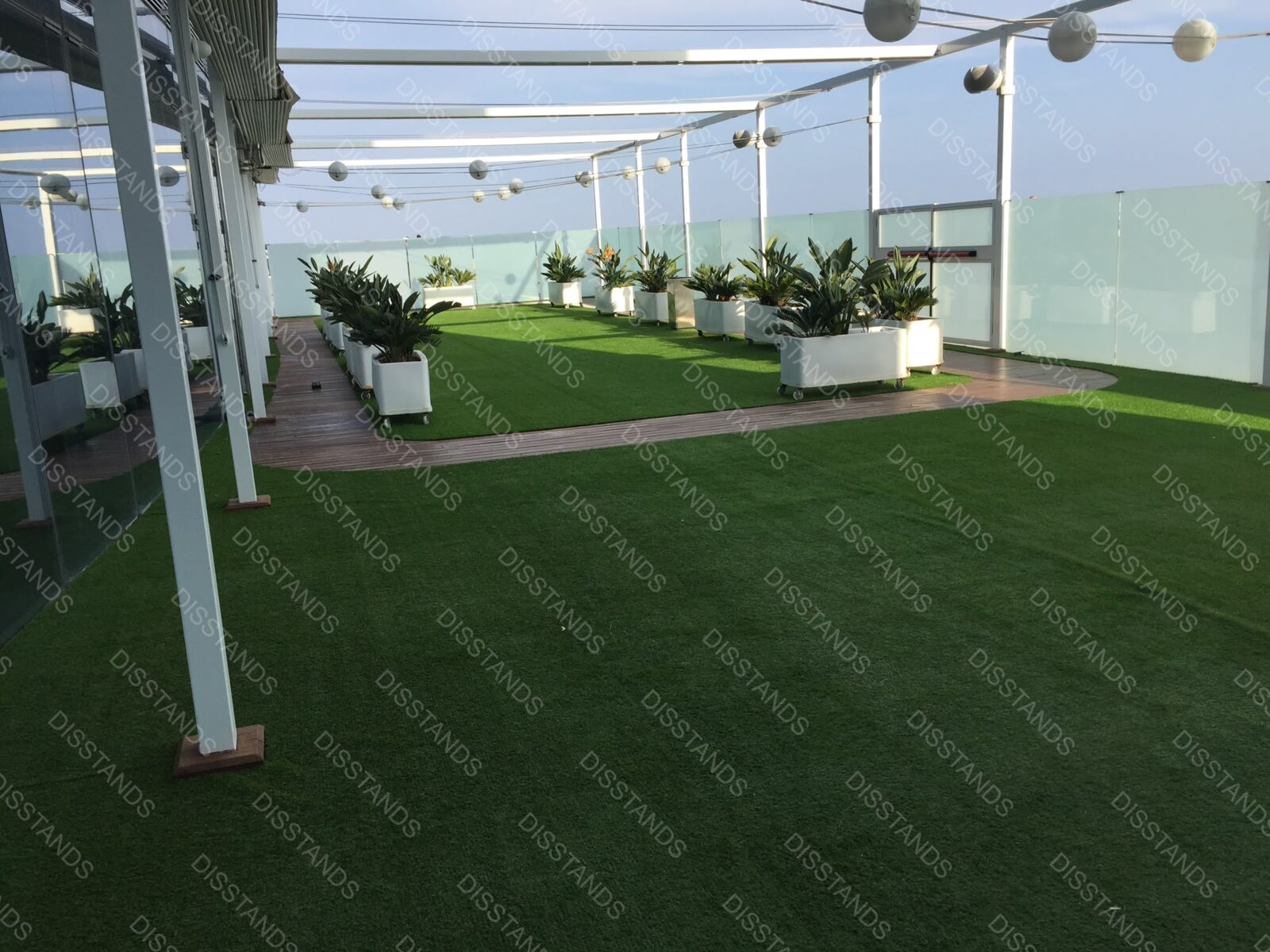 Césped Plusdis 20MM - Montaje en Hotel W · Gran pradera en la azotea