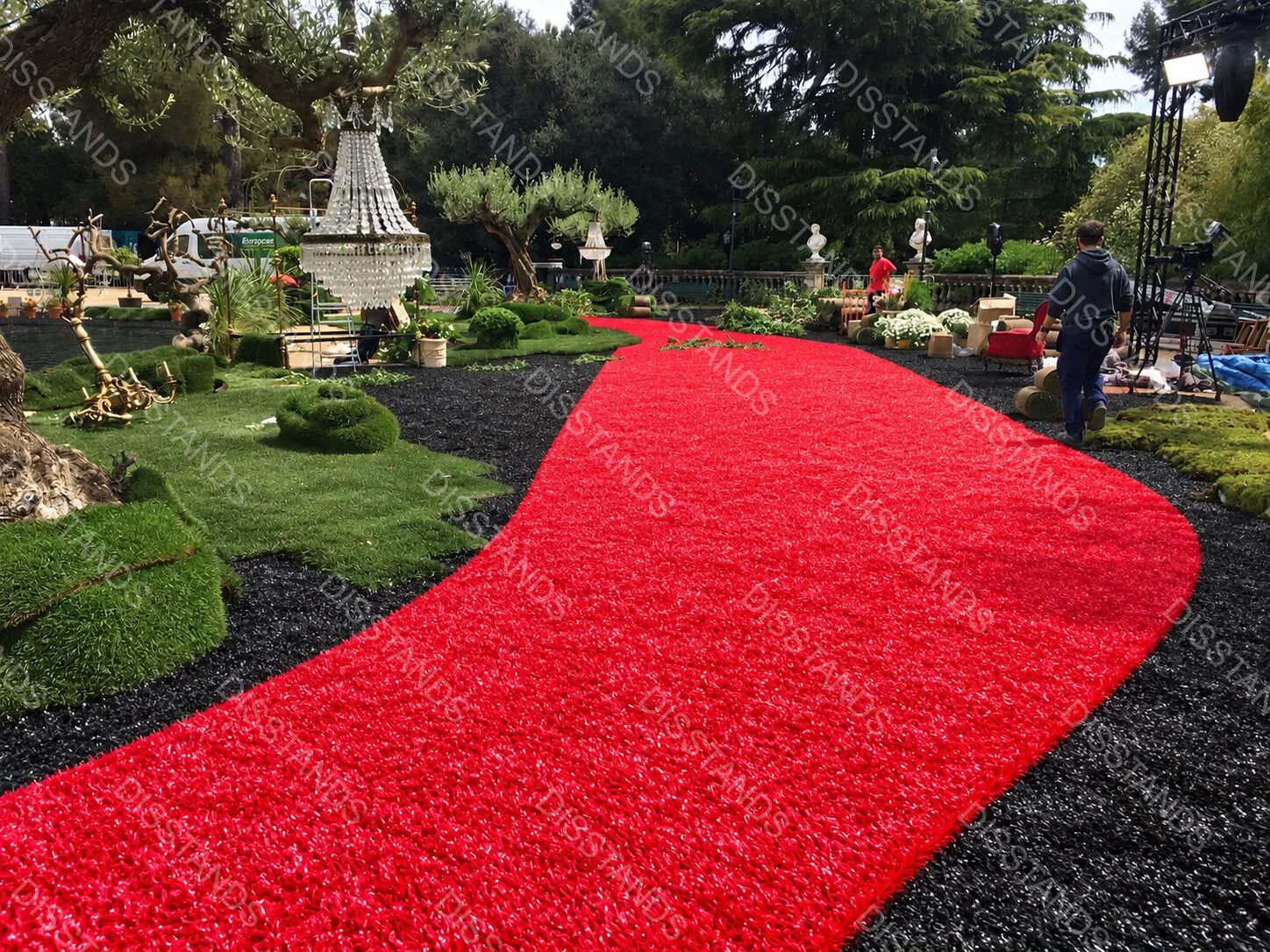 Césped Pradis 25MM - Camino rojo en un jardín para evento