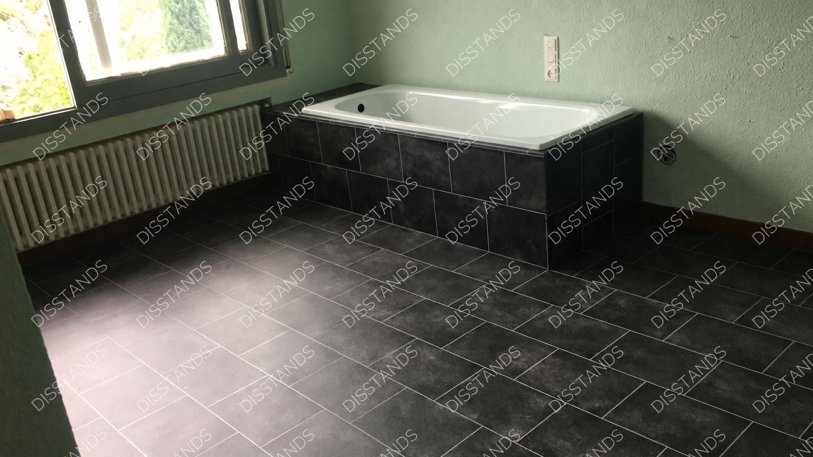 Suelo Vinílico en Rollo Bindis Galedis 599 Piedra Negra - baño con Galedis 599